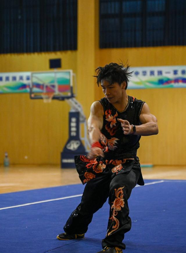 四川武术队冬训练筋骨 曹茂园：全运会至少要见奖牌 ｜备战粤港澳(图2)