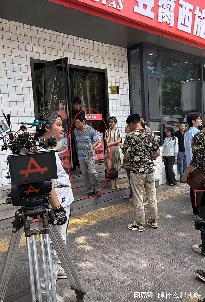 55岁张嘉译现状：西安街头骑三轮与路人打成一片没有明星样！(图5)