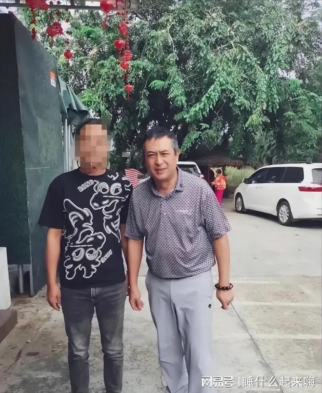 55岁张嘉译现状：西安街头骑三轮与路人打成一片没有明星样！(图6)