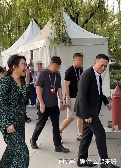 55岁张嘉译现状：西安街头骑三轮与路人打成一片没有明星样！(图13)