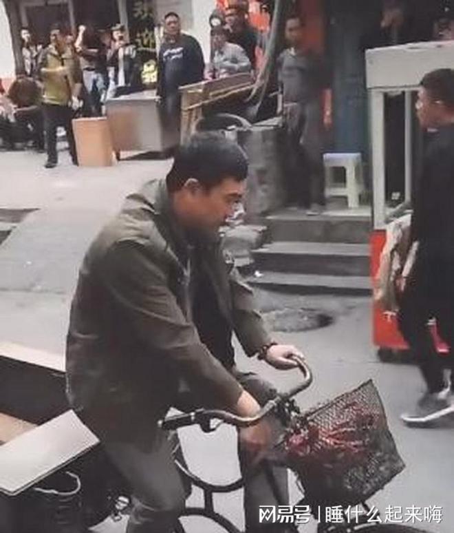55岁张嘉译现状：西安街头骑三轮与路人打成一片没有明星样！(图11)