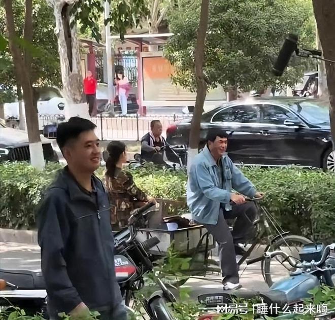 55岁张嘉译现状：西安街头骑三轮与路人打成一片没有明星样！(图2)