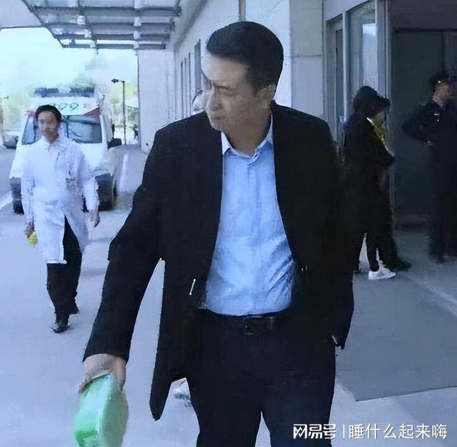 55岁张嘉译现状：西安街头骑三轮与路人打成一片没有明星样！(图9)