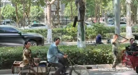 55岁张嘉译现状：西安街头骑三轮与路人打成一片没有明星样！(图4)
