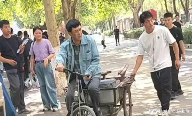 55岁张嘉译现状：西安街头骑三轮与路人打成一片没有明星样！(图3)