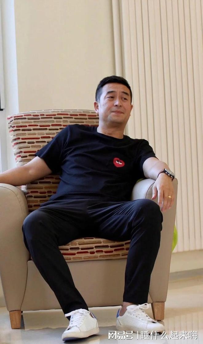 55岁张嘉译现状：西安街头骑三轮与路人打成一片没有明星样！(图8)
