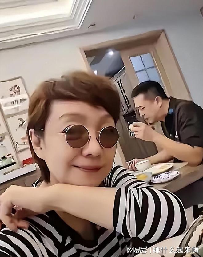 55岁张嘉译现状：西安街头骑三轮与路人打成一片没有明星样！(图20)