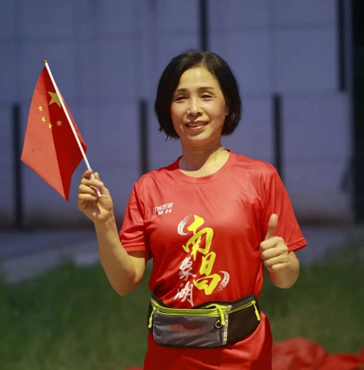 体育女校长罗英：跑出5个半马冠军带领学生“玩嗨”体育！ 致敬教师(图2)