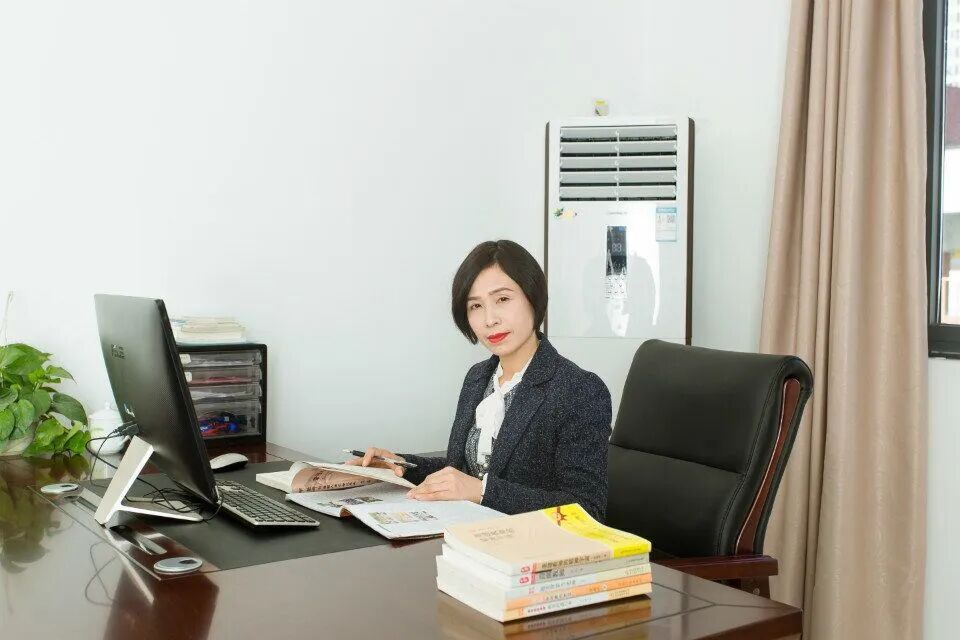 体育女校长罗英：跑出5个半马冠军带领学生“玩嗨”体育！ 致敬教师(图3)