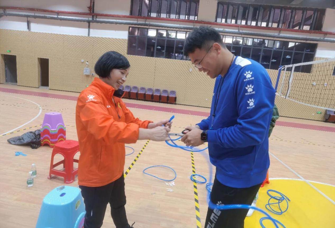 体育女校长罗英：跑出5个半马冠军带领学生“玩嗨”体育！ 致敬教师(图4)